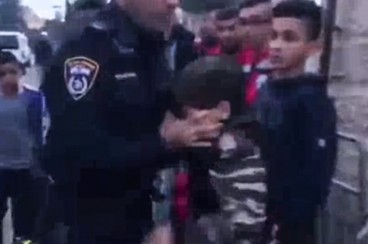 دستگیری وحشیانه کودک ۱۱ ساله توسط نظامی صهیونیست