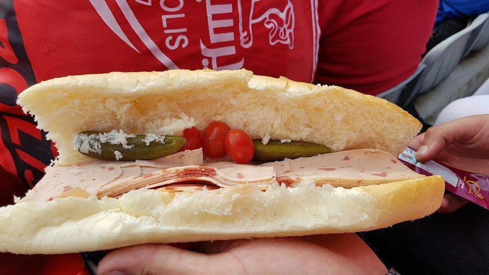 ساندویچ جنجالی ده هزار تومانی در ورزشگاه آزادی