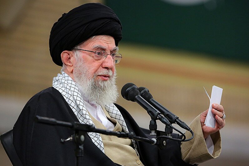 رهبر انقلاب: کشورهای اسلامی باید شریان‌های حیاتی رژیم صهیونیستی را قطع کنند