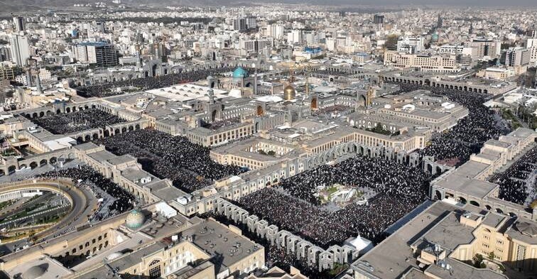 تصویری هوایی از اقامه نماز عید فطر در حرم امام رضا(ع)